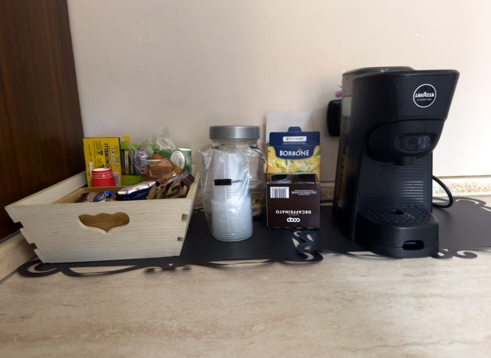 Angolo colazione con macchina del caffè e cialde