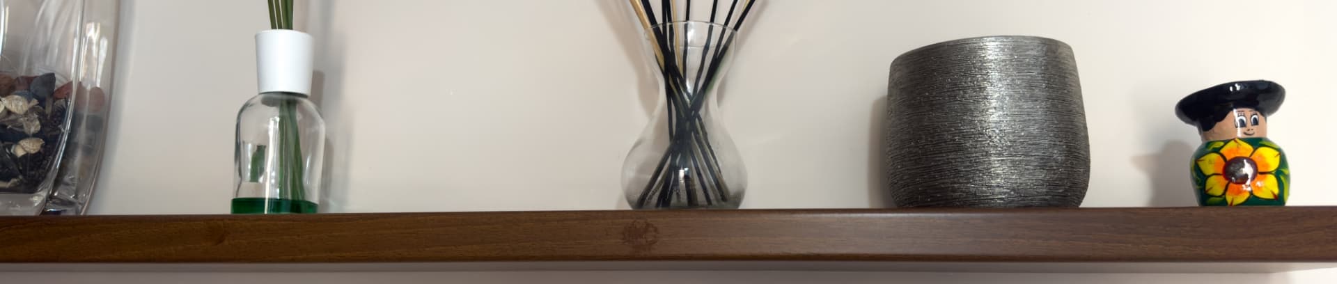 Dettaglio d'arredo con diffusore di essenze